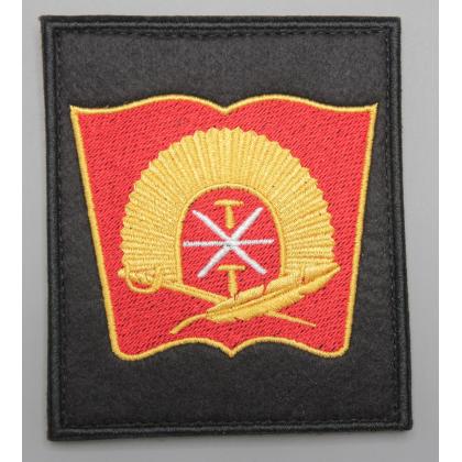 Где купить Шеврон Тульского Суворовского Военного Училища (красная книга, перо и шпага) на липучке на форму в Москве СПб недорого с доставкой 