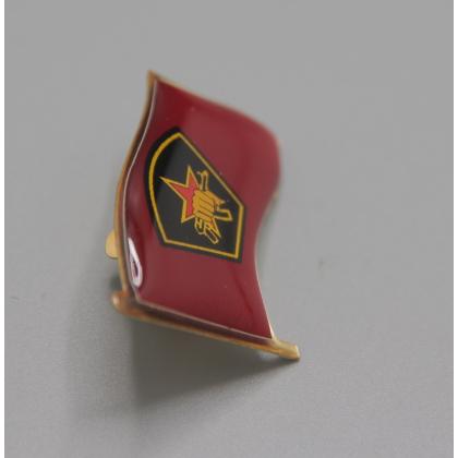 Где купить фрачный значок знак Фрачник флажок Кулак с автоматом красный фон (смола) в Москве не дорого с доставкой по России