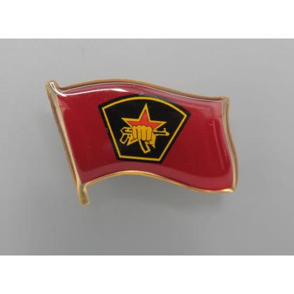 Где купить фрачный значок знак Фрачник флажок Кулак с автоматом красный фон (смола) в Москве не дорого с доставкой по России