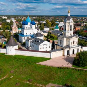 Какие  достопримеча́тельности памятные места, оставшие с древних времен, можно посмотреть в Серпухове Московской области в рамках похода выходного дня? В каком кемпинге можно поставить туристическую палатку, чтобы остановиться на ночь?