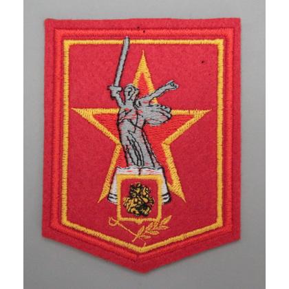 Где купить Шеврон кадетский, красный вышитый Родина-мать зовёт с липучкой военторг Атаман Москва доставка дешево
