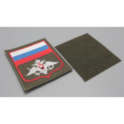 Где купить Шеврон вышитый Вооруженные силы (с флагом РФ ) защитный МО белый (на липучке) приказ № 300 в Москве недорого с доставкой по России