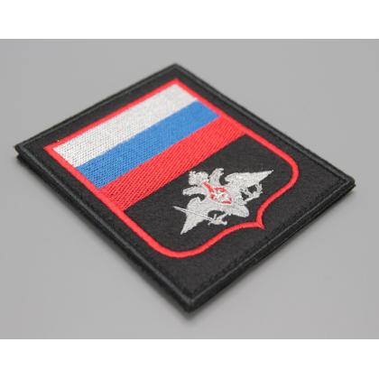 Где купить Шеврон вышитый Вооруженные силы (с флагом РФ ) черный фон МО красный кант (на липучке) приказ № 300  в Москве недорого сдоставкой по России