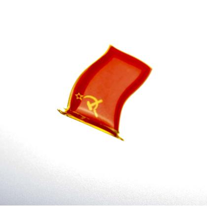 Где купить фрачный знак Фрачник флажок СССР серп и молот (смола) в Москве недорого