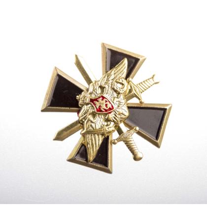 Где купить Значок металлический Крест с мечами и орлом РА ( черный ) в  Москве недорого
