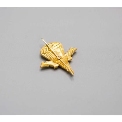 Где купить Эмблему петличную металлическую ВДВ нового образца золотистого цвета на парадную форму в Москве недорого с доставкой по России
