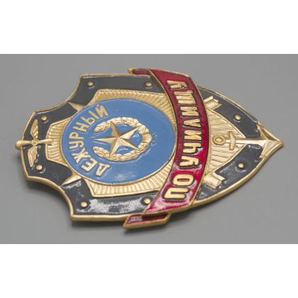 Где купить Знак нагрудный Дежурный по училищу в Москве недорого с доставкой по России
